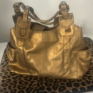 Metallic Gold Leather Handbag 💕.      OS
